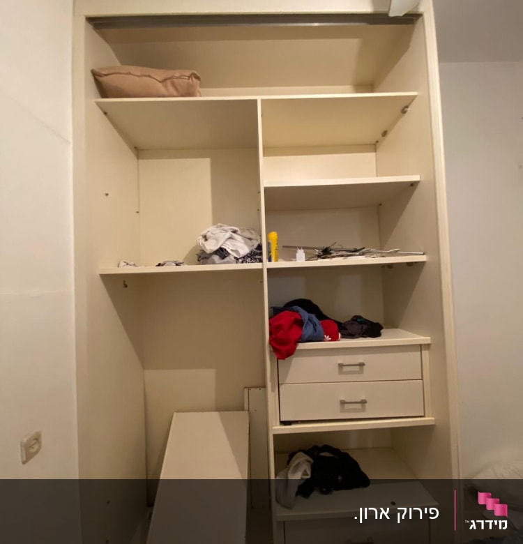 ארון פתוח עם מדפים, מגירות וכלי עבודה